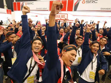 Ratusan peretail tradisional binaan Sampoerna bersorak pada acara Pesta Retail Nasional 2018 di Serpong, Kamis (22/11). Ribuan peretail tradisional yang tergabung dalam Sampoerna Retail Community mendapatkan pengetahuan. (Liputan6.com/HO/Ading)