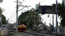 Sejumlah kendaraan melintasi perlintasan kereta api di kawasan Patal Senayan, Jakarta, Selasa (6/10/2015). Pembangunan flyover Permata Hijau di atas perlintasan kereta api di kawasan tersebut sudah mencapai 70 persen. (Liputan6.com/Yoppy Renato)