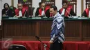 Basuki Tjahaja Purnama atau Ahok kembali duduk ke kursi terdakwa setelah berunding dengan tim penasehat hukumnya di Kementan, Jakarta, Selasa (9/5). Majelis Hakim menjatuhkan vonis selama dua tahun penjara terhadap Ahok. (Liputan6.com/RAMDANI/Pool)