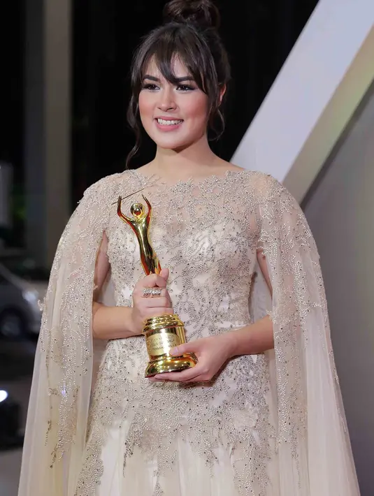 Penyanyi Raisa, memborong enam penghargaan. Dalam kategori Artis Solo Wanita Pop Terbaik, Album Terbaik Terbaik, Karya Produksi Kolaborasi Terbaik, Album Pop Terbaik, Artis Koloborasi Pop Terbaik, serta Karya Produksi Terbaik. (Deki Prayoga/Bintang.com)
