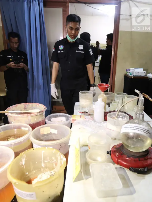 Polisi menunjukkan barang bukti bahan pembuat sabu di Perum Metland, Cipondoh, Tangerang, Rabu (8/8). Polisi menetapkan satu tersangka Antonius Wongso sebagai pembuat dan distribusi sabu. (Liputan6.com/Fery Pradolo)