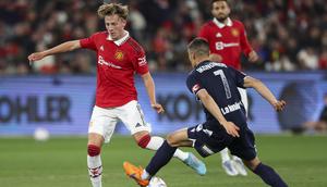 Charlie Savage. Gelandang Wales berusia 20 tahun yang merupakan putra kandung Robbie Savage ini merupakan produk asli Akademi Manchester United sejak awal musim 2019/2020. Sejak awal musim 2021/2022 ia menjadi bagian tim U-23 Manchester United. Dalam laga melawan Melbourne Victory, penampilannya mengundang decak kagum pelatih Erik ten Hag. (AP/Asanka Brendon Ratnayake)