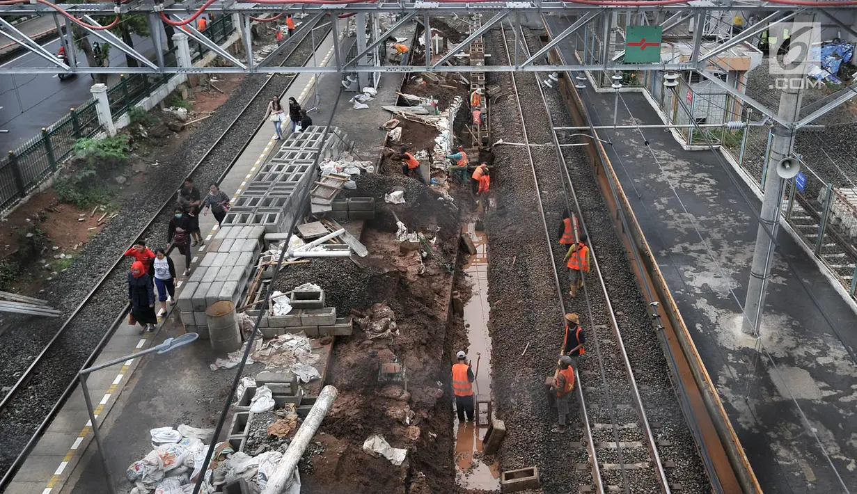 Pemandangan saat pekerja menyelesaikan pembangunan Stasiun Klender, Jakarta, Selasa (24/4). Selain Klender, stasiun lain yang diperluas terkait DDT Manggarai-Cikarang adalah Klender Baru, Buaran, Cakung, dan Kranji. (Merdeka.com/Iqbal Nugroho)