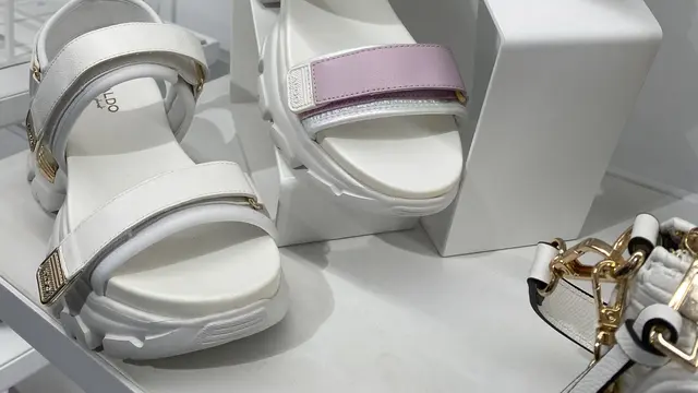 Koleksi Sandal Summer Aldo Dilengkapi Teknologi Pillow Talk. [Anisha/Fimela]