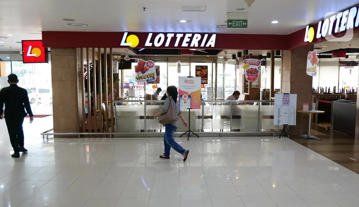 Seorang perempuan melintas di depan gerai makanan cepat saji asal Korea, Lotteria di Kawasan Fatmawati, Jakarta, Satu (20/6/2020). Setelah 9 tahun, Lotteria mengumumkan akan menutup semua gerainya di Indonesia secara permanen per tanggal 29 Juni 2020. (Liputan6.com/Herman Zakharia)