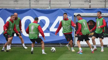 Para pemain Albania mengambil bagian dalam sesi latihan MD-1 menjelang pertandingan Grup B UEFA Euro 2024 di Millerntor-Stadion, Hamburg, Selasa (18/6/2024). (Ronny HARTMANN / AFP)