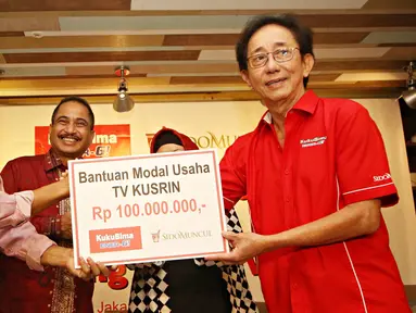Direktur Utama PT Sido Muncul Irwan Hidayat (kanan) memberikan bantuan secara simbolis kepada Kusrin di Jakarta, Jumat (5/2). Sido Muncul meluncurkan iklan terbaru Kuku Bima Energi versi 'Kusrin'. (Liputan6.com/Immanuel Antonius)