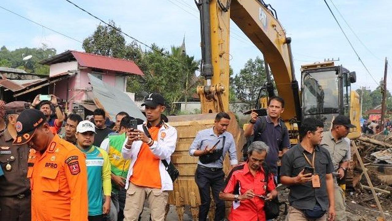 “Kami mendorong agar terus dilakukan pendataan terhadap rumah yang mengalami kerusakan baik rusak berat, rusak sedang, dan rusak ringan,” jelas dia.