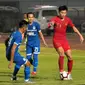 Gelandang Timnas U-23, Feby Eka, dibayangi pemain PSIM saat uji coba di Stadion Sultan Agung, Bantul. (Bola.com/Vincentius Atmaja)