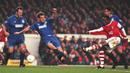 Ian Wright. Striker Inggris yang kini berusia 58 tahun dan telah pensiun pada Juli 2000 bersama Burnley ini tercatat pernah melakukan hattrick beruntun pada musim kedua Premier League yaitu 1993/1994. Momen itu terjadi saat ia berseragam Arsenal sebagai klub keduanya di Liga Inggris di pekan ke-31 dan ke-32. Pada pekan ke-31 (5/3/1994) hattricknya membawa Arsenal menang 5-1 atas Ipswich, sementara di pekan ke-32 (19/3/1994) hattricknya membawa Arsenal mengatasi Southampton 4-0. (AFP)
