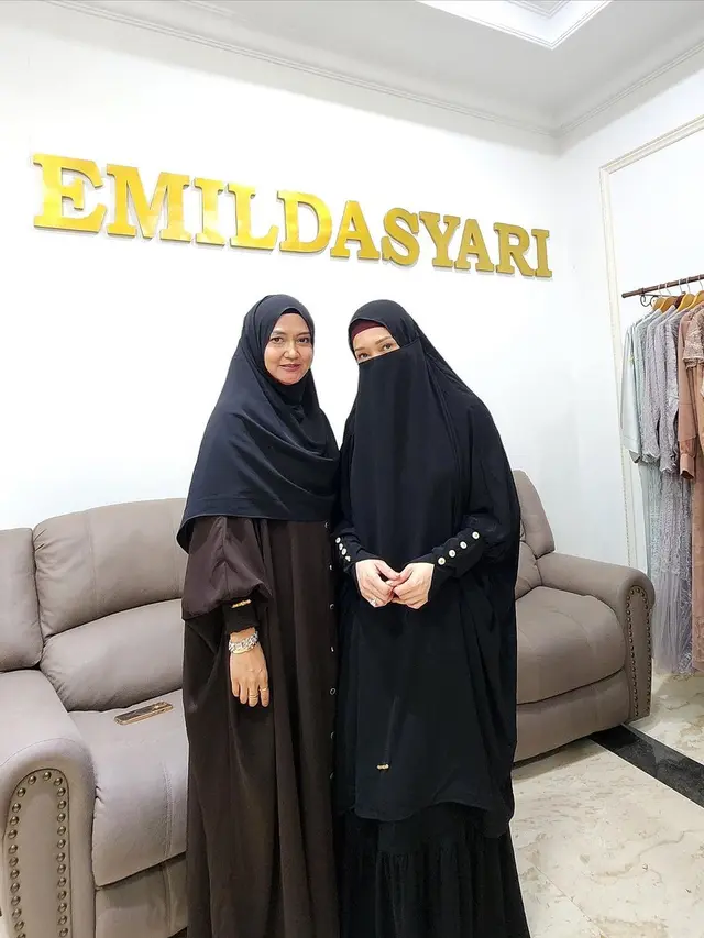 6 Penampilan Maia Estianty Pakai Gamis untuk Persiapan Umrah, Banjir Pujian