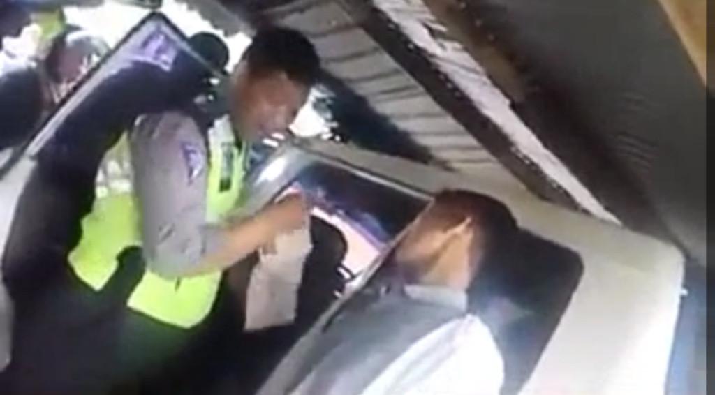 Polisi ini menunjukkan surat tilang hanya untuk menakut-nakuti pelanggar dengan menyebutkan pasal dan besaran dendanya. (foto: Liputan6.com/edhie prayitno ige)