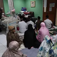 Keluarga Salat dan Mengaji bersama di Ruangan Julia Perez | foto : Deki Prayoga / Bintang.com