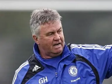 Chelsea&#039;s manager Guus Hiddink during a training session at Chelsea&#039;s training facility in Cobham, on April 17, 2009 ahead of Saturday&#039;s FA cup semi-final against Arsenal at Wembley. AFP PHOTO/Glyn Kirk