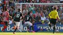 Pemain Manchester United, Anthony Martial, mencetak gol kedua ke gawang Southampton dalam lanjutan Liga Premier Inggris di Stadion St. Mary, Southampton, Minggu (20/9/2015). (Reuters/Stefan Wermuth)