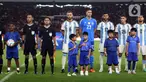 Cucu Presiden Joko Widodo atau Jokowi, Jan Ethes (tengah kanan) menjadi salah satu player escort atau pendamping pemain di laga FIFA Matchday antara Timnas Indonesia Vs Argentina di Stadion Utama Gelora Bung Karno (SUGBK), Jakarta, Senin (19/6/2023). Jan Ethes menggandeng kiper Argentina Emiliano Martinez. (Liputan6.com/Helmi Fithriansyah)