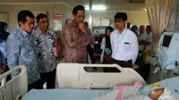 Sri Sultan HB X sempat menjenguk Muhammad Tsaqif Dirga Krisnawan, bayi empat bulan yang menjadi yatim piatu setelah orangtuanya meninggal dunia dalam kecelakaan di Jalan Magelang KM 5, Sleman, DIY. (Liputan6.com/Yanuar H)