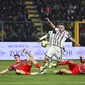 Striker Juventus, Arkadiusz Milik mencoba menyelesaikan peluang di depan gawang Cremonese dalam lanjutan Serie A 2022/2023, Kamis (5/1/2023) dini hari WIB. (Massimo Paolone/LaPresse via AP)