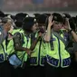 Polwan (Polisi Wanita) merapikan seragam sebelum pengarahan usai pengamanan di Stadion Si Jalak Harupat, Bandung, Minggu (25/10/2015). (Bola.com / Nicklas Hanoatubun)