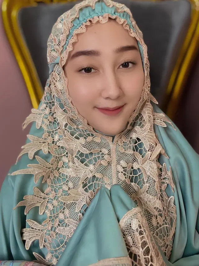 7 Gaya Sandrina IMB Pakai Hijab Ini Cantiknya Curi Perhatian
