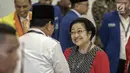 Ketua Umum Gerindra Prabowo Subianto dan Ketua Umum PDI Perjuangan Megawati Soekarnoputri bersalaman di Ruang Sidang Utama KPU, Jakarta, Minggu (18/2). Pengundian nomor urut Parpol menjadi ajang pertemuan kedua tokoh nasional. (Liputan6.com/Faizal Fanani)