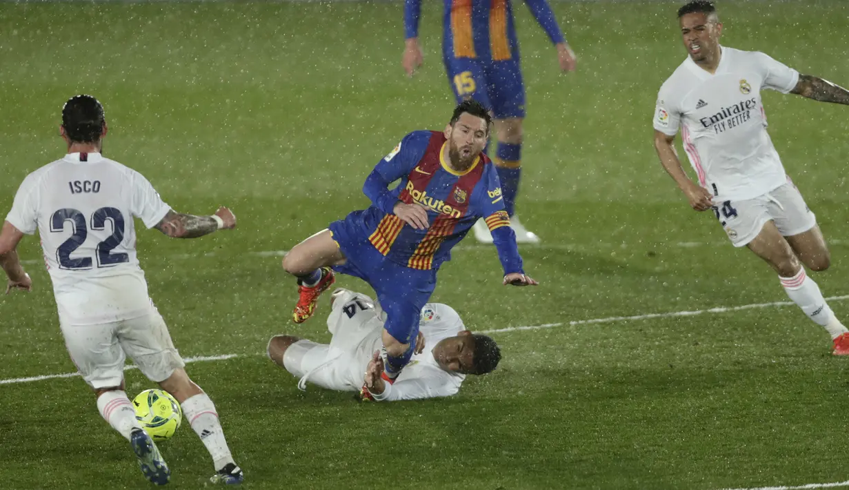 Striker Barcelona, Lionel Messi (tengah atas) ditekel gelandang Real Madrid, Casemiro dalam laga lanjutan Liga Spanyol 2020/2021 pekan ke-30 di Alfredo di Stefano Stadium, Madrid, Sabtu (10/4/2021). Barcelona kalah 1-2 dari Real Madrid. (AP/Manu Fernandez)