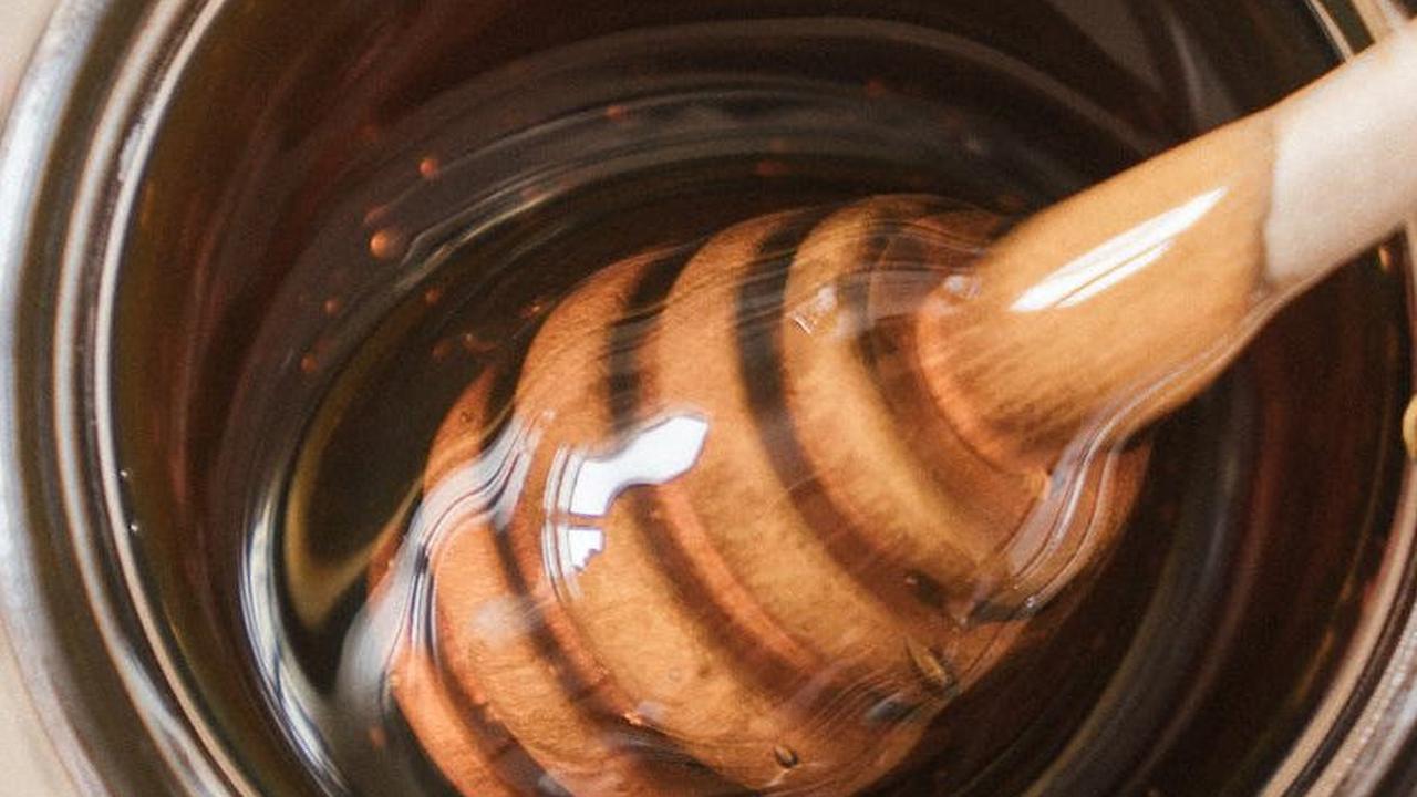 3. Madu: Kelembapan dan Kekenyalan Kulit