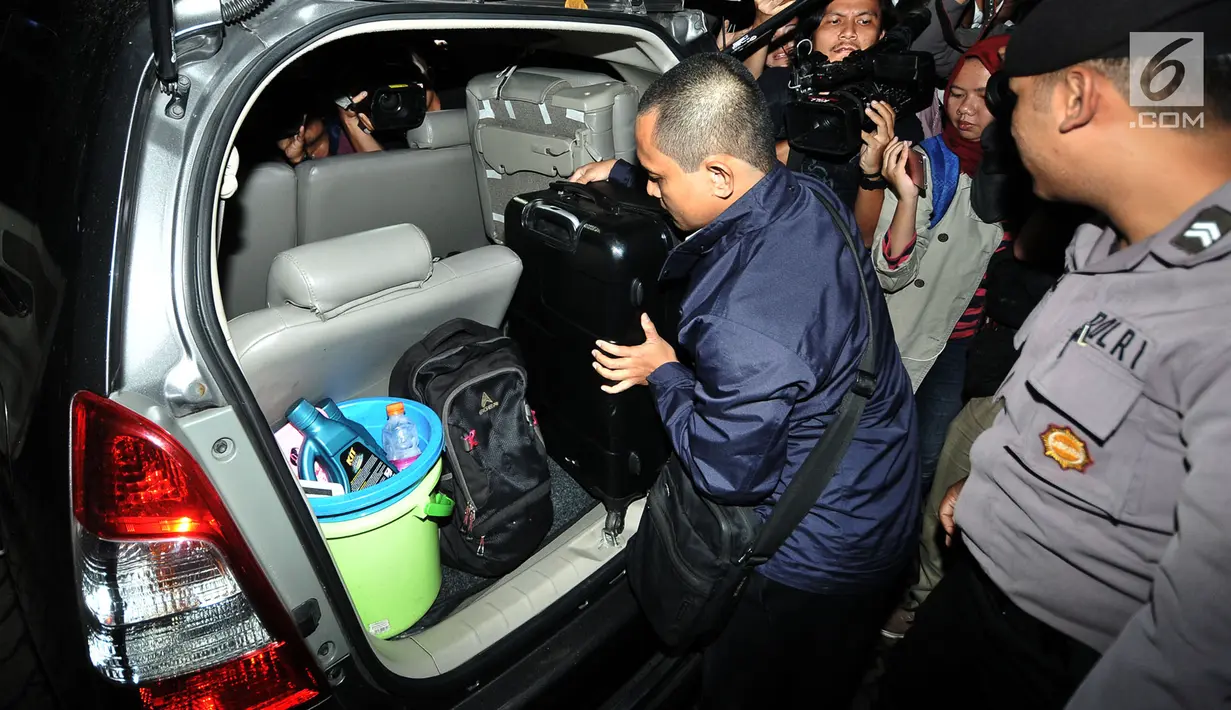 Penyidik KPK membawa koper seusai menggeledah kantor Kementerian Agama, di Lapangan Banteng, Jakarta, Senin (18/3). Penggeladahan terkait penangkatan kasus suap jual beli jabatan yang menjerat Ketua Umum PPP Romahurmuziy. (merdeka.com/Iqbal S Nugroho)
