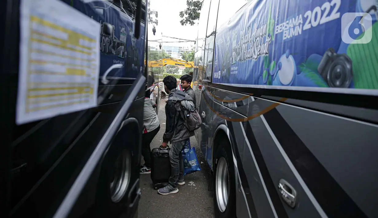 <p>Sejumlah pemudik menaiki bus tujuan mereka saat mudik bareng gratis BUMN di kawasan Jakarta, Rabu (27/4/2022). Program mudik gratis merupakan salah satu solusi untuk mengantisipasi potensi kepadatan lalu lintas pada masa Lebaran.(Liputan6.com/Faizal Fanani)</p>