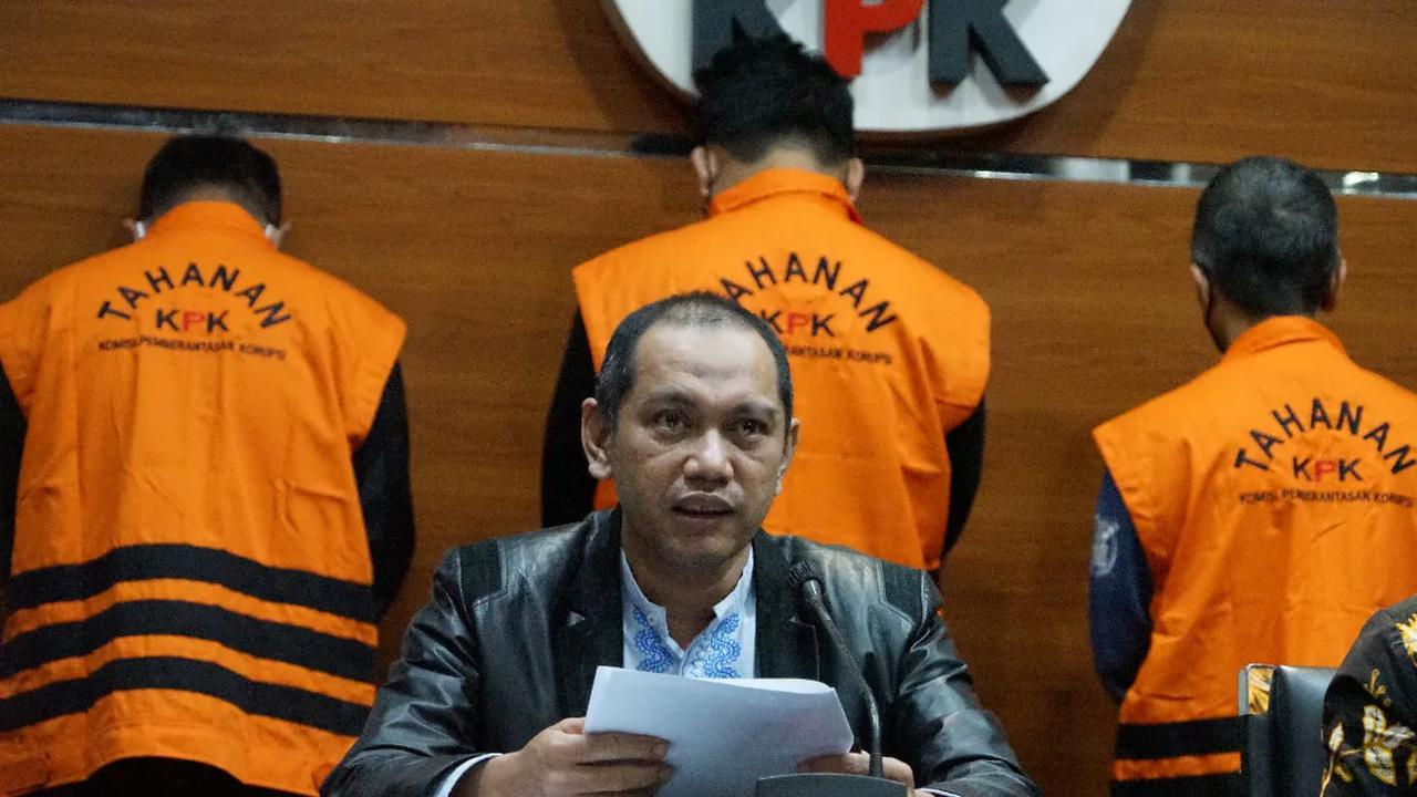 Ghufron menyebut dirinya dan insan KPK lainnya mendukung penuh kepemimpinan sementara Nawawi Pomolango.&nbsp;