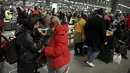 Dua orang memegang perangkat seluler setelah kedatangan kereta dengan pengungsi Ukraina di stasiun utama di Berlin, Jerman, Selasa  (1/3/2022). Menjelang malam, diperkirakan 300 orang tiba di Berlin dengan kereta api. Sejumlah relawan kemudian merawat orang-orang yang terdampar. (AP Photo/Michael So