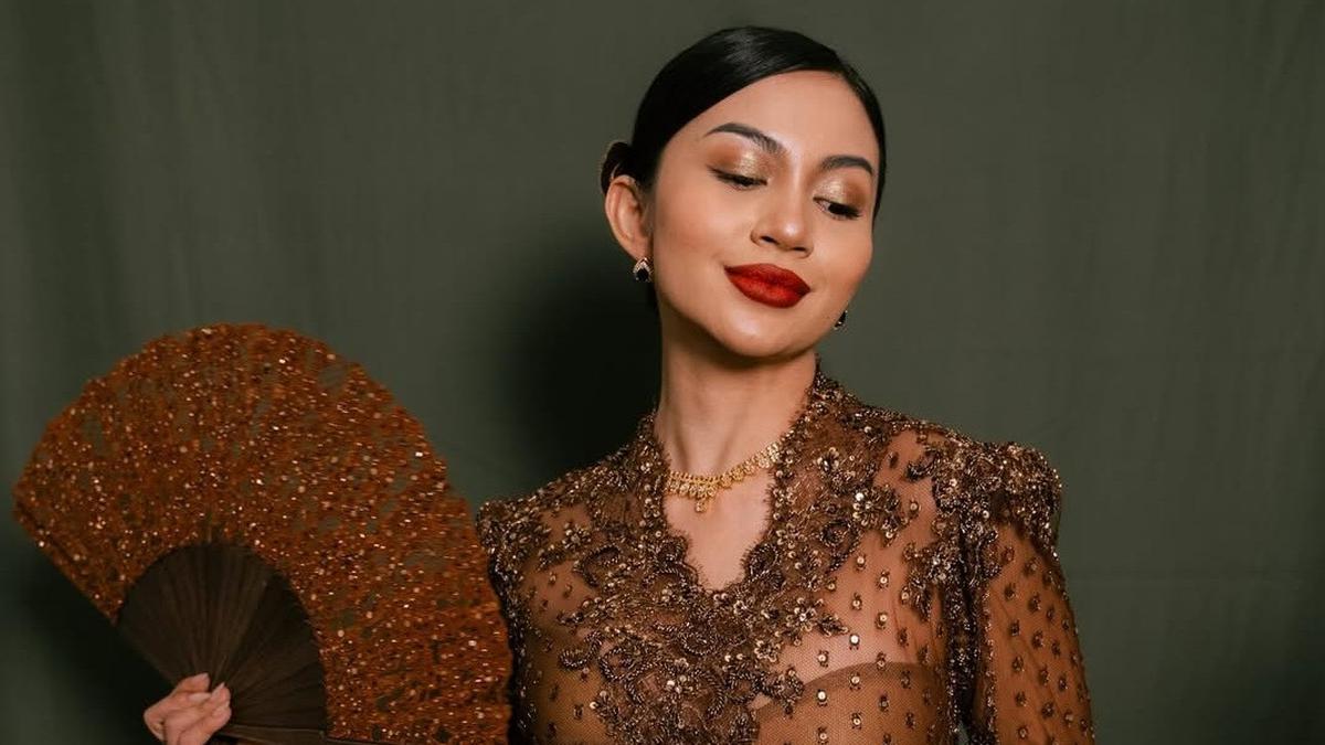 Foto Detail Kebaya Ariel Tatum di Hari Kebaya Nasional 2025, Tampil Elegan