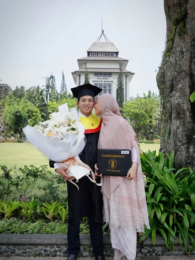 Poppy Bunga bahagia bareng suami yang wisuda S3 (instagram.com/poppybungariphat)