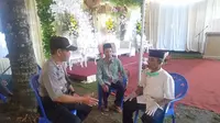 Keluarga Imam Shahroni yang akan menggelar resepsi pernikahan pada Sabtu, 28 Maret 2020 pun menunda prosesi sakral tersebuT. (Foto: Liputan6.com/Polres Kebumen/Galoeh Widura)