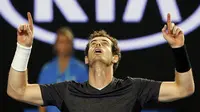 Petenis Inggris Raya Andy Murray lolos ke perempat final Australia Open 2016 usai mengalahkan Bernard Tomic dari Australia, Senin (25/1/2016). (Liputan6.com/REUTERS/Thomas Peter)