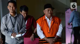 Bupati Sidoarjo Saiful Ilah (kanan) usai menjalani pemeriksaan penyidik KPK di Gedung KPK, Jakarta, Kamis (23/1/2020). Saiful Ilah diperiksa sebagai tersangka terkait dugaan menerima suap dalam proyek infrastruktur di Dinas PUPR Kabupaten Sidoarjo. (merdeka.com/Dwi Narwoko)