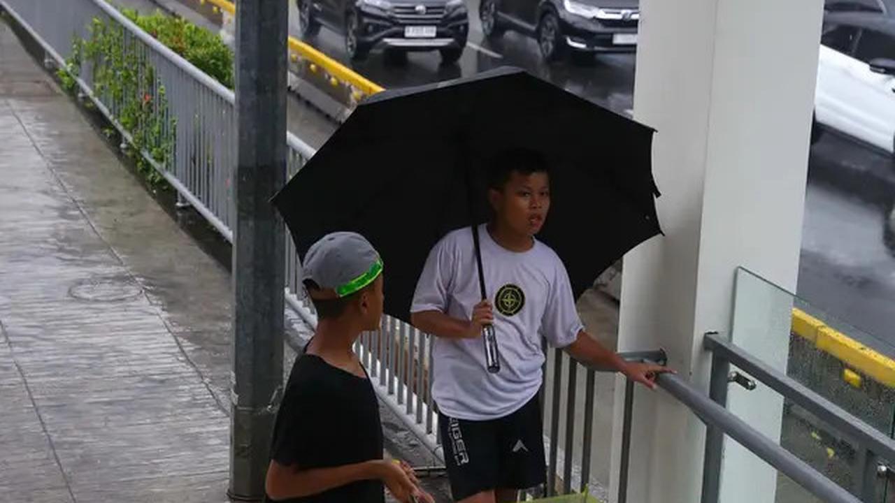 Musim Hujan, Berkah Tersendiri bagi Pengojek Payung