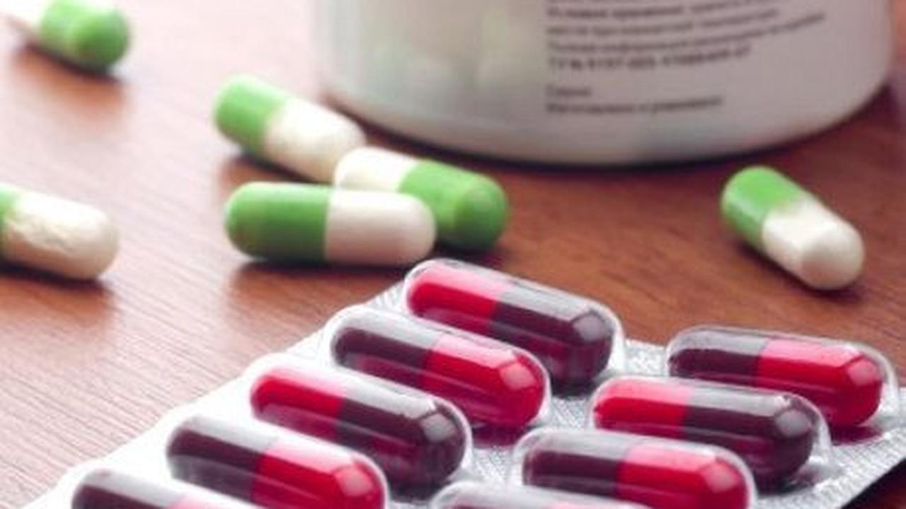 Sedangkan untuk mencegah laju AMR, berbagai langkah strategis harus dilakukan, antara lain pengawasan peredaran obat, serta edukasi kepada masyarakat tentang penggunaan obat antibiotik.<br>