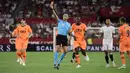 Sialnya, Sevilla harus bermain dengan 10 pemain sejak menit ke-81. Adalah Loic Bade yang dihukum kartu merah oleh wasit karena melakukan pelanggaran keras. (CRISTINA QUICLER/AFP)
