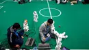 Peserta memprogram NAO Robot yang dipersiapkan untuk kompetisi sepak bola robot di Konferensi Robot Dunia, WRC 2016 di Beijing, Tiongkok (21/10). Selain pameran robot, perhelatan ini juga diisi dengan berbagai kompetisi robot. (Reuters/Thomas Peter)
