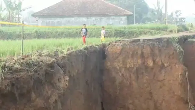 VIDEO: Longsor di Bogor, Akses Dua Desa Terputus
