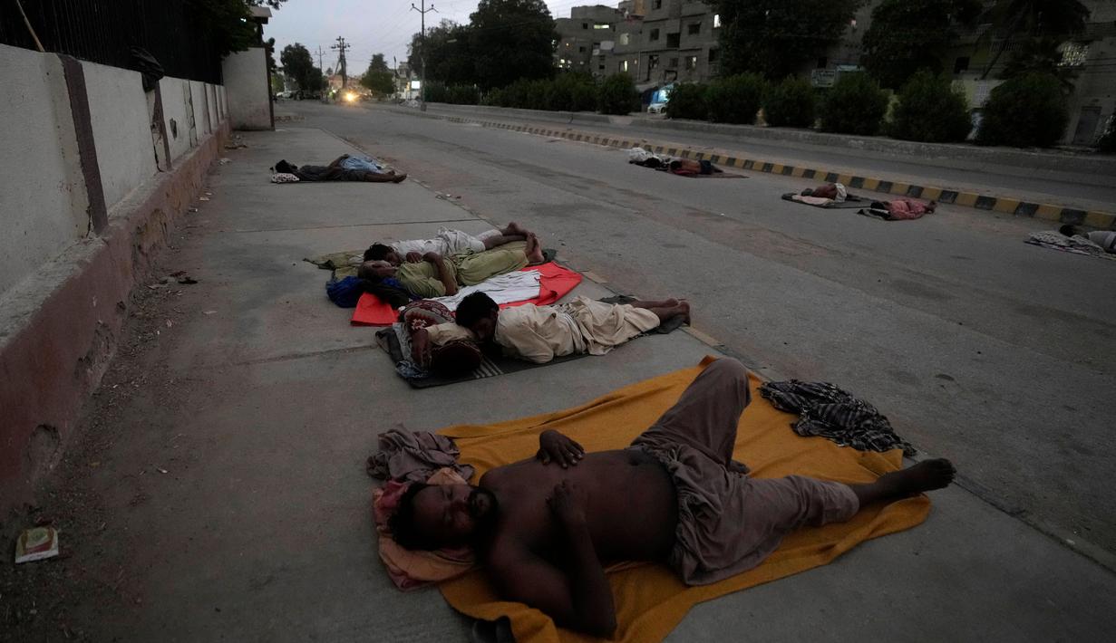 Cuaca Panas di Pakistan, Sejumlah Pekerja Terpaksa Tidur di Pinggir Jalan