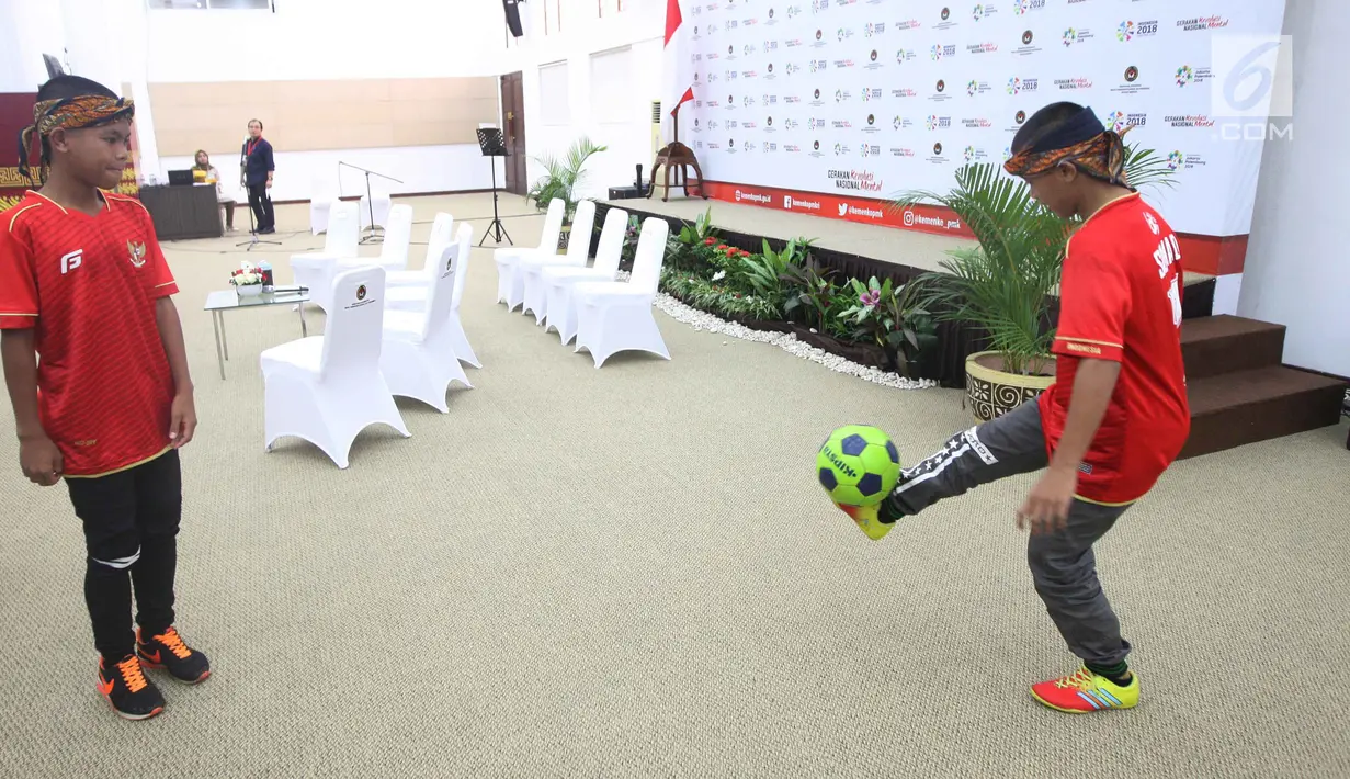 Pemain timnas anak jalanan Garuda Baru unjuk kebolehan juggling bola saat bertemu Menko PMK Puan Maharani di Jakarta, Selasa (8/5). Piala Dunia Anak Jalanan (Street Child World Cup/SCWC) 2018 akan berlangsung di Rusia. (Liputan6.com/Angga Yuniar)