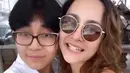 Brinette yang kini telah beranjak remaja pun semakin mirip dengan ibunya. Ia mencuri perhatian dengan penampilannya yang bergaya tomboi. Perempuan kelahiran 21 Desember 2007 itu kini tampil dengan rambut super pendek. Meski begitu, pesonanya tidak ikut luntur bersama rambut panjangnya yang dipangkas. (Liputan6.com/IG/@rezerdewi)