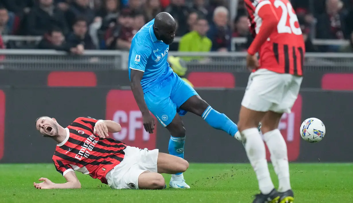 Romelu Lukaku tampil memukau dan menyumbang satu dari dua gol kemenangan Partenopei di markas Rossoneri. (AP Photo/Luca Bruno)