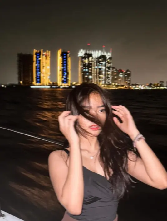 Fuji tampil mengenakan atasan tanpa lengan berwarna hitam, dipadunya dengan bawahan berwarna cokelat. [Foto: Instagram/fuji_an]