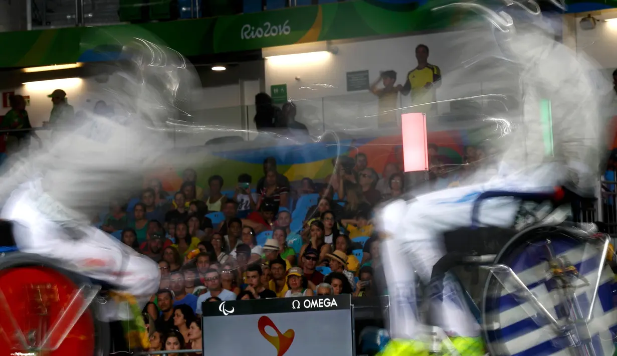 Atlet Anggar Kursi Roda asal Yunani, Bianka Pap (kanan) saat berlaga melawan Tian Jianquan dari Tiongkok di Paralimpiade Rio 2016, Brasil (12/9). (REUTERS / Ricardo Moraes)