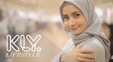 Hijaber cantik yang juga istri dari penyanyi Tria Changcuters, Dhatu Rembulan akan memberikan gaya padu-padannya memakai fashion essentials. Seperti apa? Yuk, kta cek di video berikut ini!