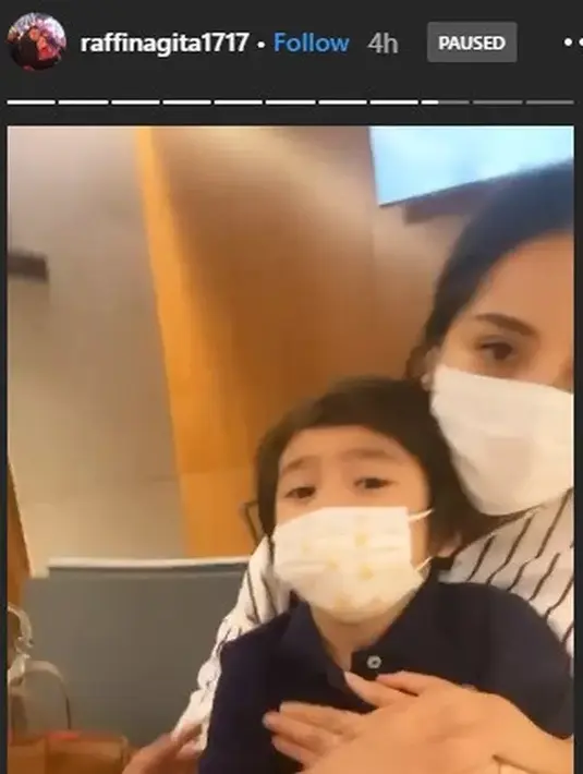Masih menunggu antrian jelang di sunat, Rafathar di pangku oleh mamanya. Raffi yang ikut mendampingi mengajak sang buah hati bercanda. (Instagram/raffinagita1717)