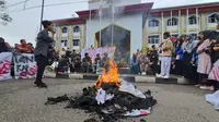 Mahasiswa UIN Imam Bonjol Padang gelar aksi unjuk rasa, Rabu (23/11/2022). (Liputan6.com/ Novia Harlina)